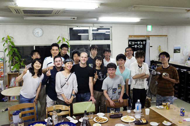 ven buc man bi mat ve cuoc song lan khuat hang chuc nam trong nhung can phong cua hon trieu nguoi nhat