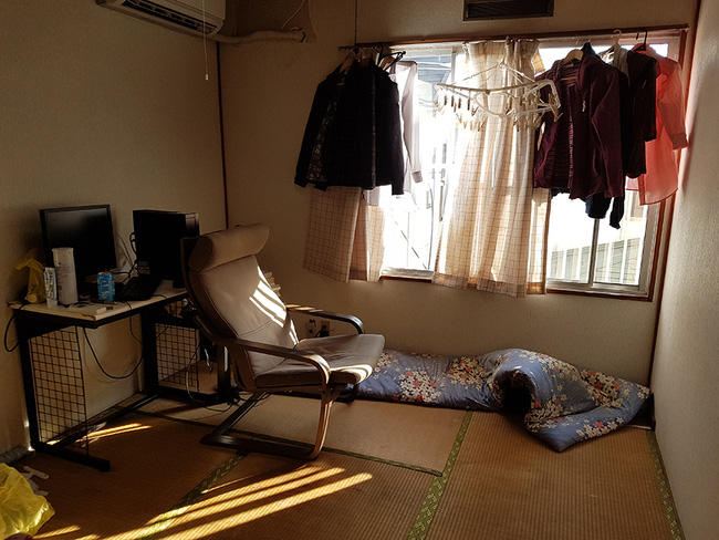 ven buc man bi mat ve cuoc song lan khuat hang chuc nam trong nhung can phong cua hon trieu nguoi nhat