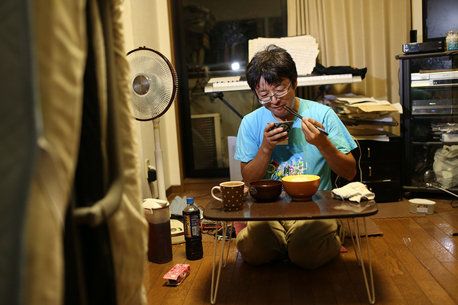 ven buc man bi mat ve cuoc song lan khuat hang chuc nam trong nhung can phong cua hon trieu nguoi nhat