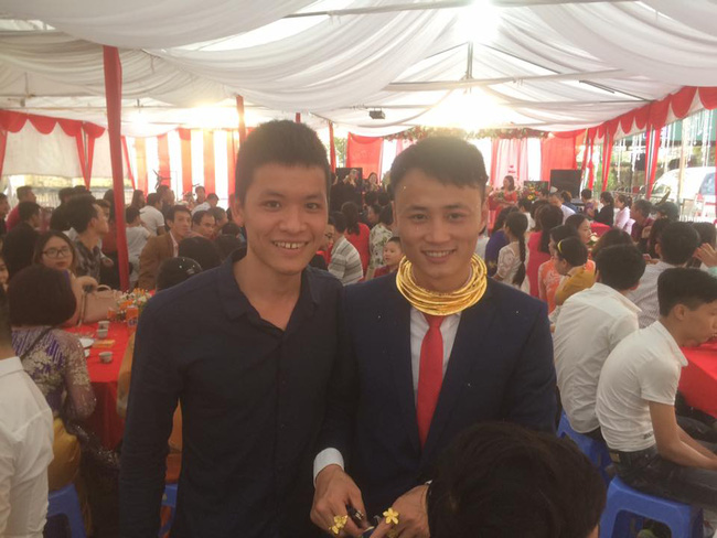 dam cuoi doc chu re duoc tang kieng vang deo kin co co dau ngan ngo dung nhin