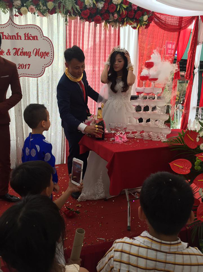 dam cuoi doc chu re duoc tang kieng vang deo kin co co dau ngan ngo dung nhin