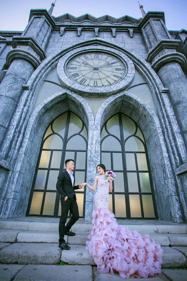 dam cuoi doc chu re duoc tang kieng vang deo kin co co dau ngan ngo dung nhin
