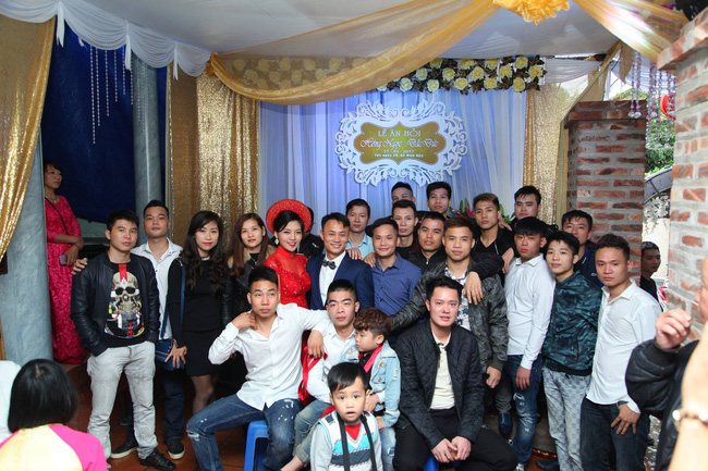 dam cuoi doc chu re duoc tang kieng vang deo kin co co dau ngan ngo dung nhin
