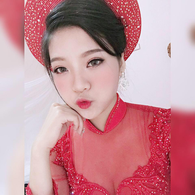 dam cuoi doc chu re duoc tang kieng vang deo kin co co dau ngan ngo dung nhin