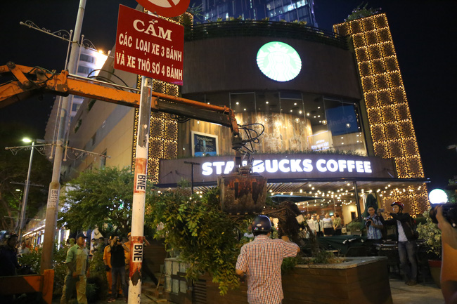 quan cafe starbucks o nga 6 phu dong sai gon bi pha bo khu bon hoa bac them vi lan chiem via he