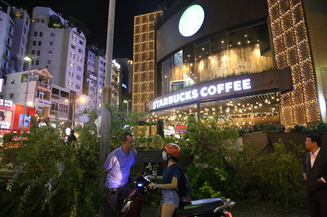 quan cafe starbucks o nga 6 phu dong sai gon bi pha bo khu bon hoa bac them vi lan chiem via he