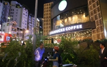 quan cafe starbucks o nga 6 phu dong sai gon bi pha bo khu bon hoa bac them vi lan chiem via he