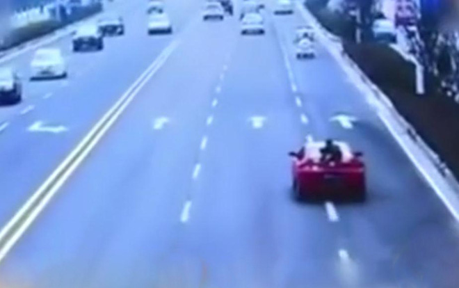 co gai tre bam chat duoi xe o to keu cuu tren cao toc khien nguoi di duong that kinh