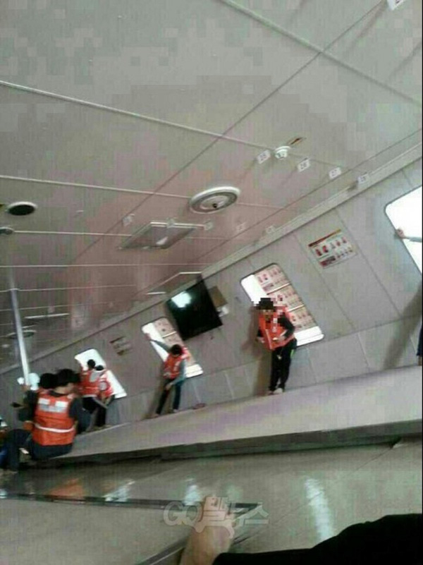 loat hinh am anh trong tham kich chim pha sewol cuop di sinh mang cua gan 300 hoc sinh o han quoc 3 nam truoc