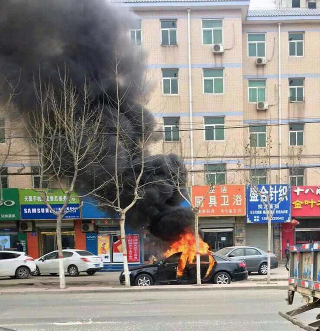 trung quoc 2 dua tre bi bo lai trong xe dung bat lua thieu rui ca chiec audi a6