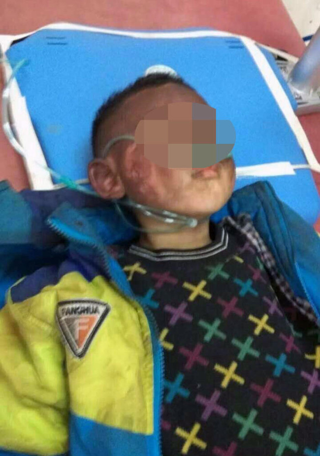 trung quoc 2 dua tre bi bo lai trong xe dung bat lua thieu rui ca chiec audi a6