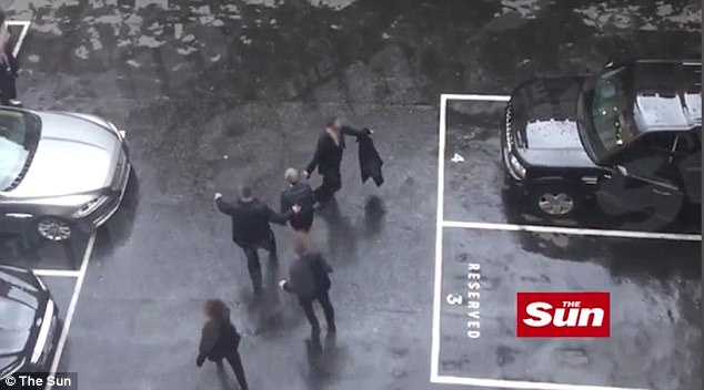 video thu tuong anh lung tung khi thao chay khoi toa nha quoc hoi trong vu khung bo