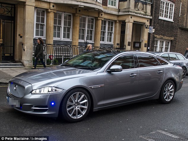 video thu tuong anh lung tung khi thao chay khoi toa nha quoc hoi trong vu khung bo