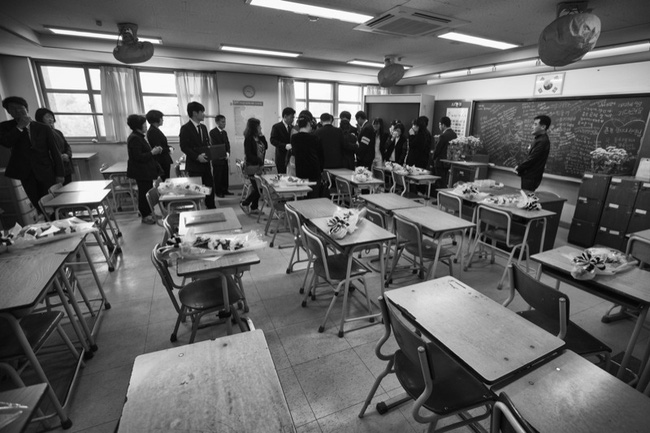 buc anh tap the lop cua cac hoc sinh han quoc sau tham kich chim pha sewol khien nhieu nguoi roi nuoc mat