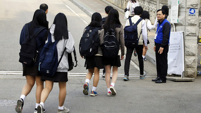 buc anh tap the lop cua cac hoc sinh han quoc sau tham kich chim pha sewol khien nhieu nguoi roi nuoc mat