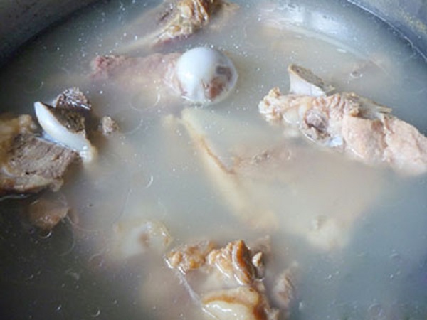 gian tim mat vi bi em chong mang do hoi khi them nuoc vao noi ninh xuong gio toi moi hieu vi sao