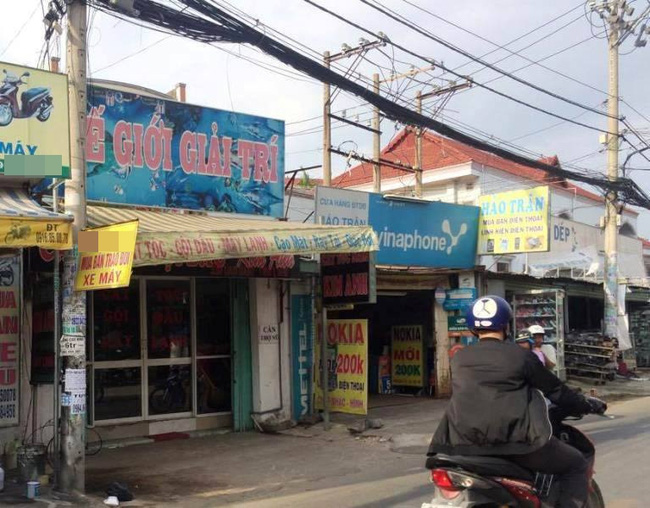 tp hcm ke cuop cam sung dien xong vao tiem hot toc khong che nu nhan vien giua ban ngay