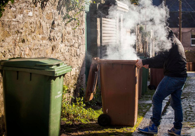 hit khoi thai tu thung rac thu vui tim cam giac hung phan day nguy hiem cua thanh nien anh