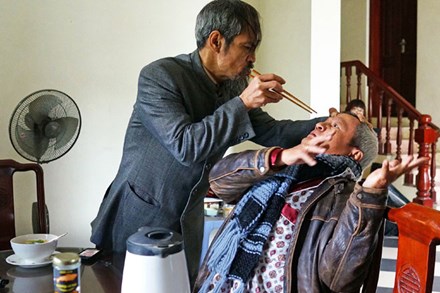 nguoi phan xu bi che nhieu canh bao luc dien vien trong phim noi gi
