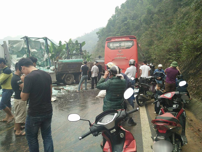 tuyen quang xe tai cho kinh va cham xe khach 45 cho nhieu nguoi bi thuong