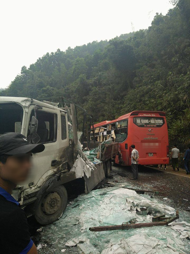 tuyen quang xe tai cho kinh va cham xe khach 45 cho nhieu nguoi bi thuong