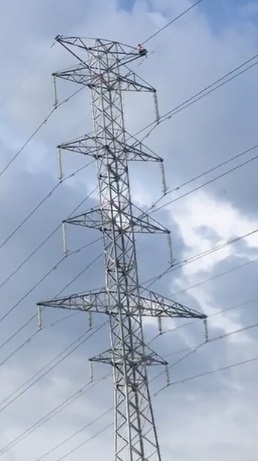 tay ninh nam thanh nien co thu tren cot dien cao the nhieu gio