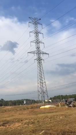 tay ninh nam thanh nien co thu tren cot dien cao the nhieu gio