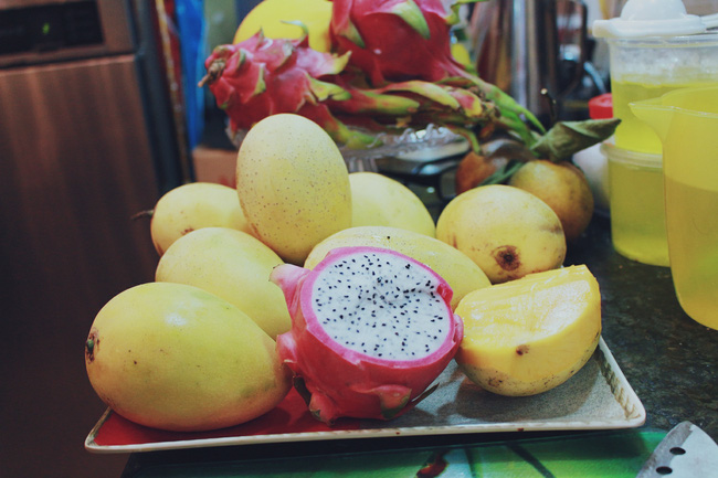 ha noi dau cu phai via he moi dat khach quan banh bien hieu be xiu khuat trong khu tap the van dong nuom nuop