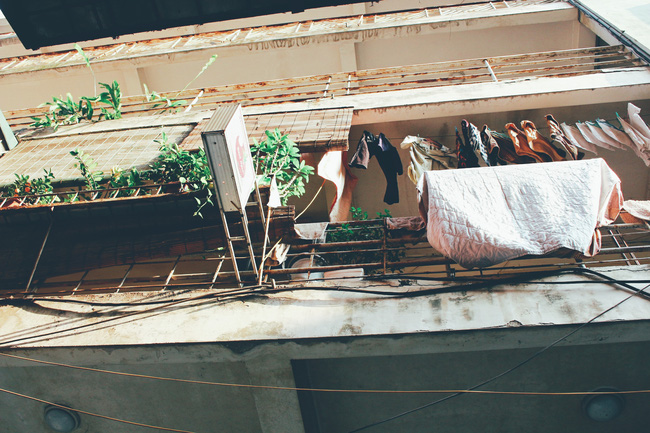 ha noi dau cu phai via he moi dat khach quan banh bien hieu be xiu khuat trong khu tap the van dong nuom nuop