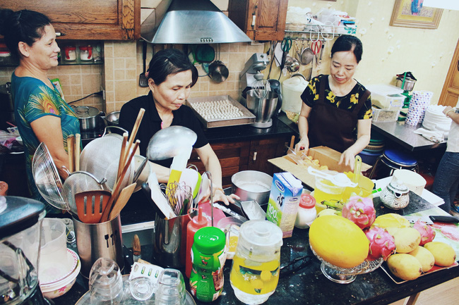 ha noi dau cu phai via he moi dat khach quan banh bien hieu be xiu khuat trong khu tap the van dong nuom nuop