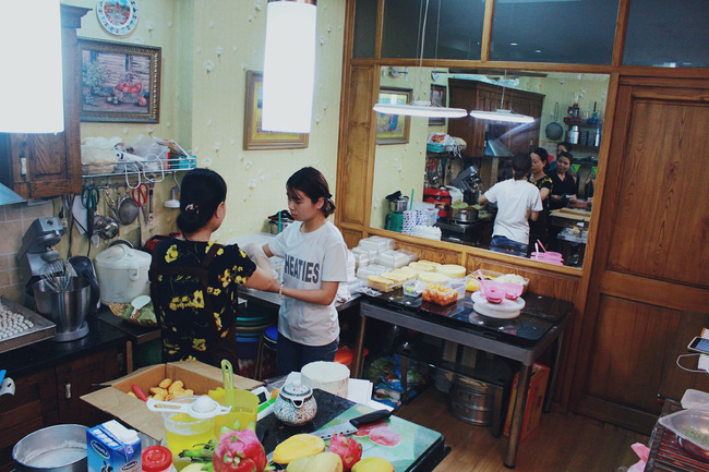 ha noi dau cu phai via he moi dat khach quan banh bien hieu be xiu khuat trong khu tap the van dong nuom nuop