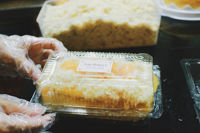 ha noi dau cu phai via he moi dat khach quan banh bien hieu be xiu khuat trong khu tap the van dong nuom nuop