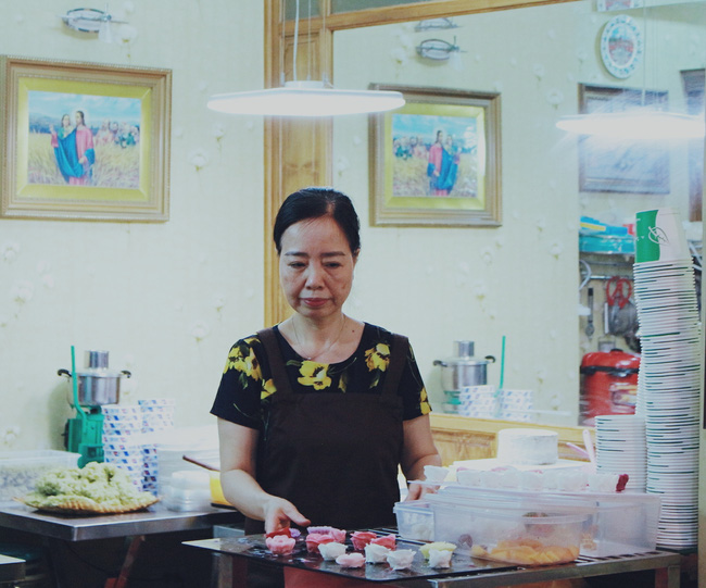 ha noi dau cu phai via he moi dat khach quan banh bien hieu be xiu khuat trong khu tap the van dong nuom nuop