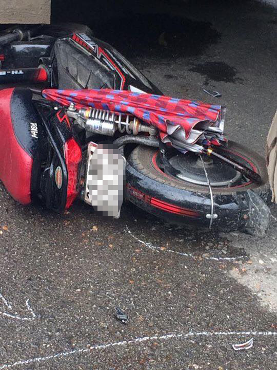 ha giang dam vao duoi xe tai xe dap dien nam gon duoi gam