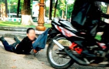 nguoi phu nu bi cuop giat tui xach chua gan 500 trieu dong o sai gon