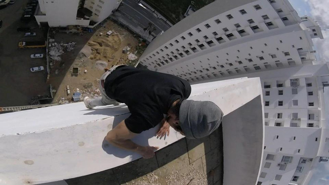 video thanh nien dua gion voi tu than khien nguoi xem thot tim