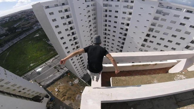 video thanh nien dua gion voi tu than khien nguoi xem thot tim