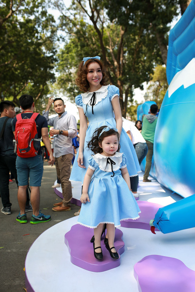 khoanh khac dang yeu cua con gai elly tran khi di su kien cung me