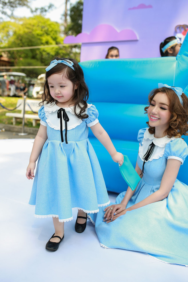 khoanh khac dang yeu cua con gai elly tran khi di su kien cung me