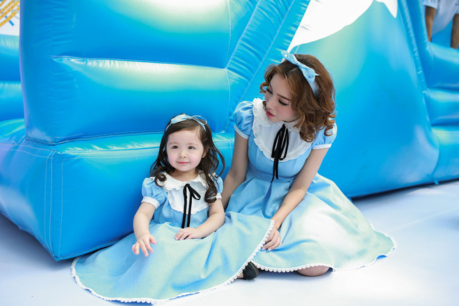 khoanh khac dang yeu cua con gai elly tran khi di su kien cung me