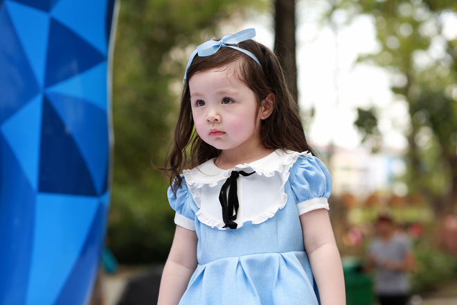 khoanh khac dang yeu cua con gai elly tran khi di su kien cung me