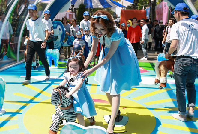 khoanh khac dang yeu cua con gai elly tran khi di su kien cung me