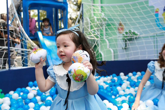 khoanh khac dang yeu cua con gai elly tran khi di su kien cung me