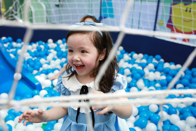 khoanh khac dang yeu cua con gai elly tran khi di su kien cung me