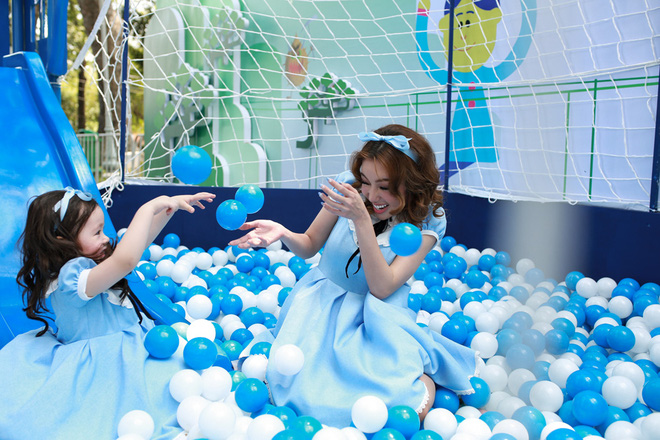 khoanh khac dang yeu cua con gai elly tran khi di su kien cung me