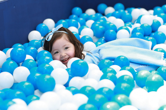 khoanh khac dang yeu cua con gai elly tran khi di su kien cung me