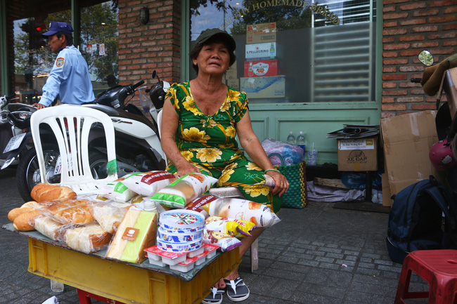nguoi ban hang rong o quan 1 ban khoan truoc thong tin doi ganh hang len facebook