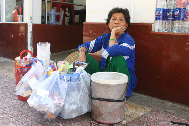 nguoi ban hang rong o quan 1 ban khoan truoc thong tin doi ganh hang len facebook