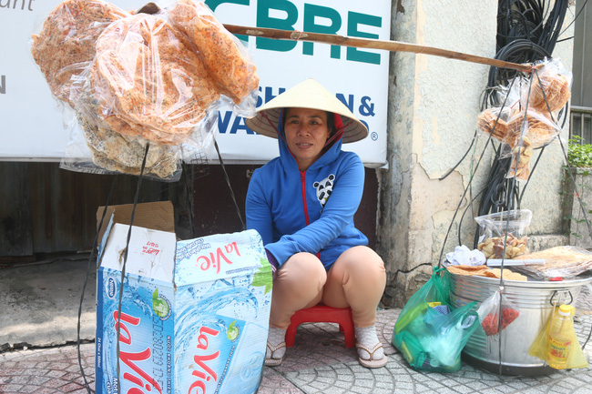 nguoi ban hang rong o quan 1 ban khoan truoc thong tin doi ganh hang len facebook