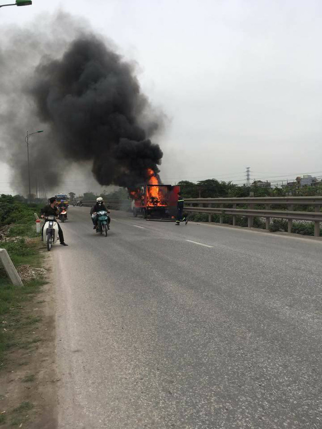 ha noi xe cuu hoa boc chay du doi giua duong